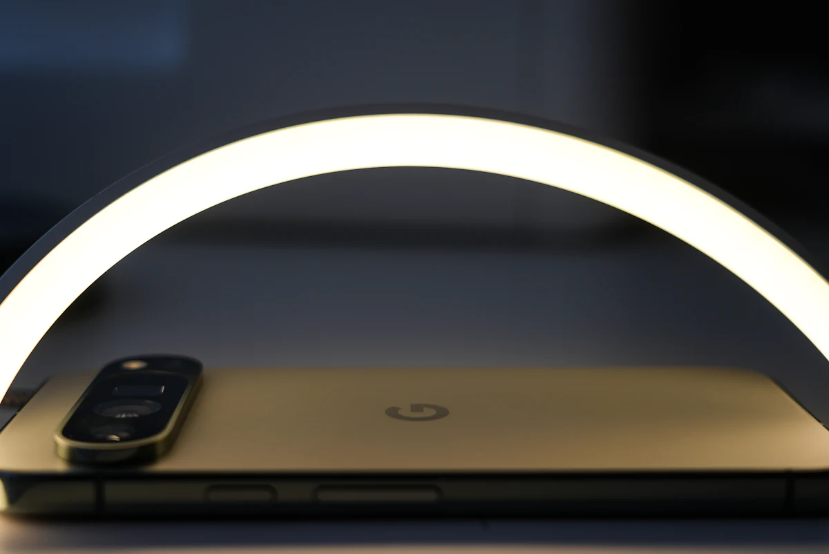 Ponsel dan ring light di atas meja untuk memotret produk