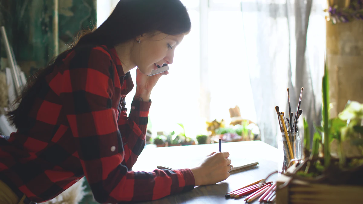 Perempuan menulis di buku catatan sambil memegang ponsel