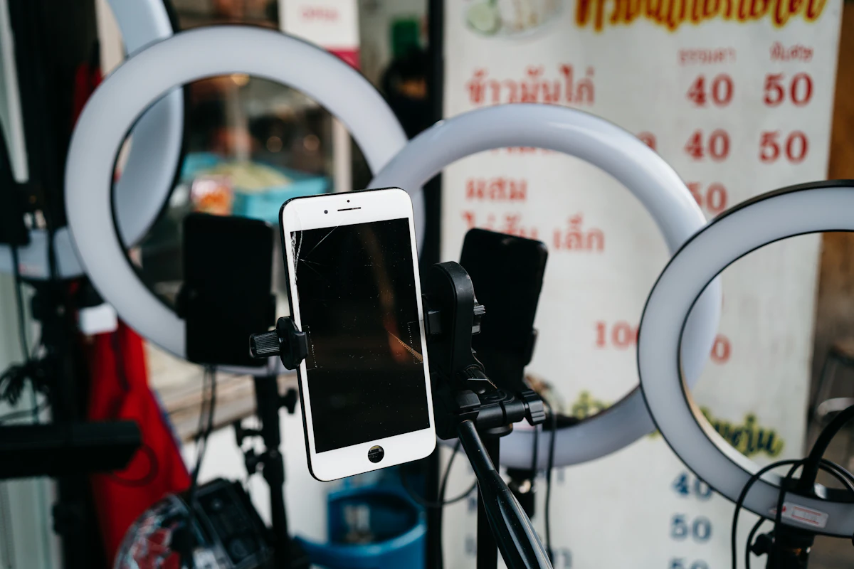 Ponsel terpasang di tripod untuk merekam video produk di meja