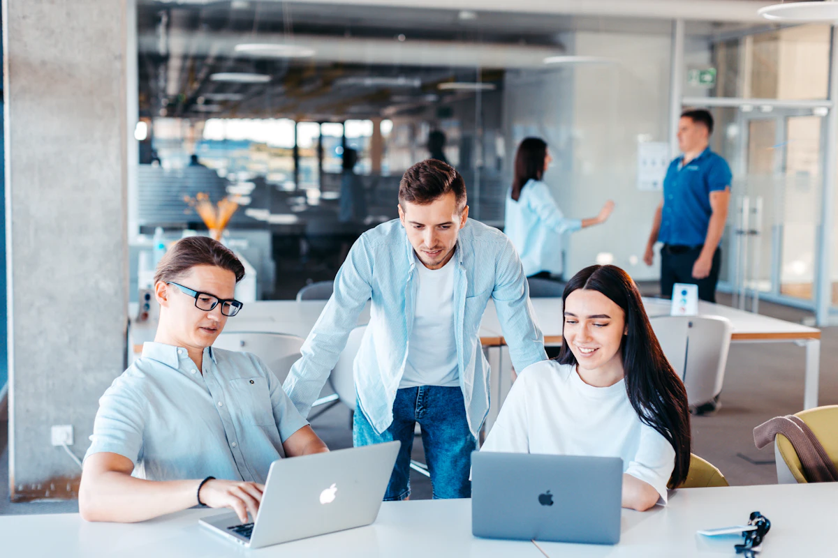 Beberapa admin bekerja mengelola chat dari laptop masing-masing