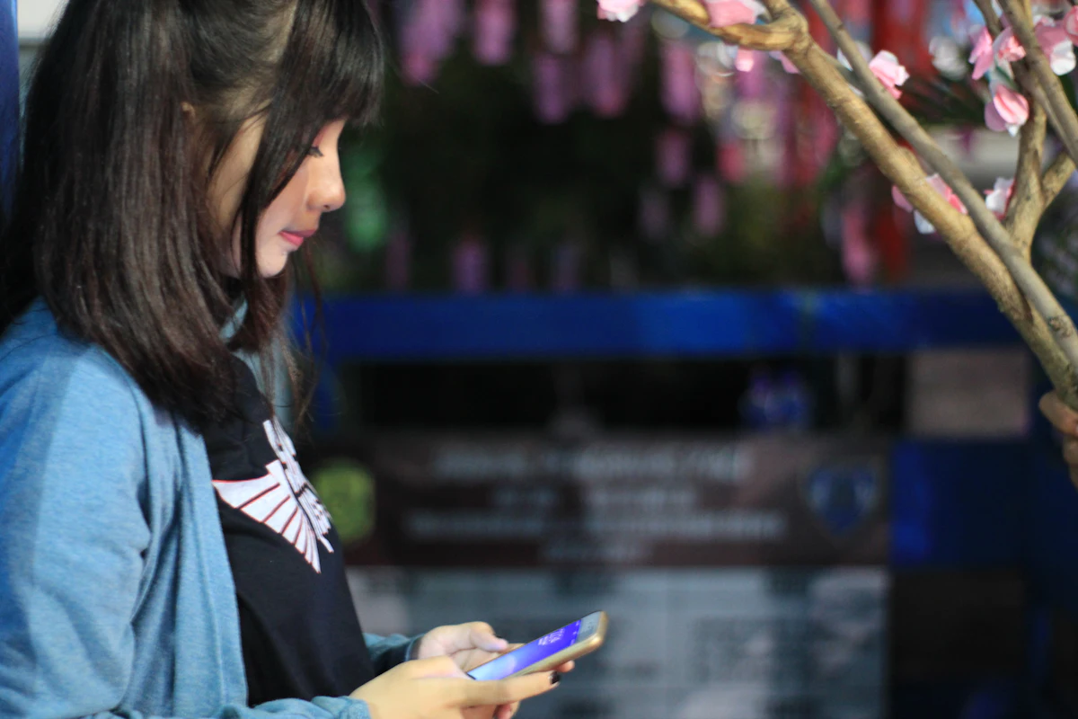 Admin toko memegang ponsel sambil membalas chat pelanggan